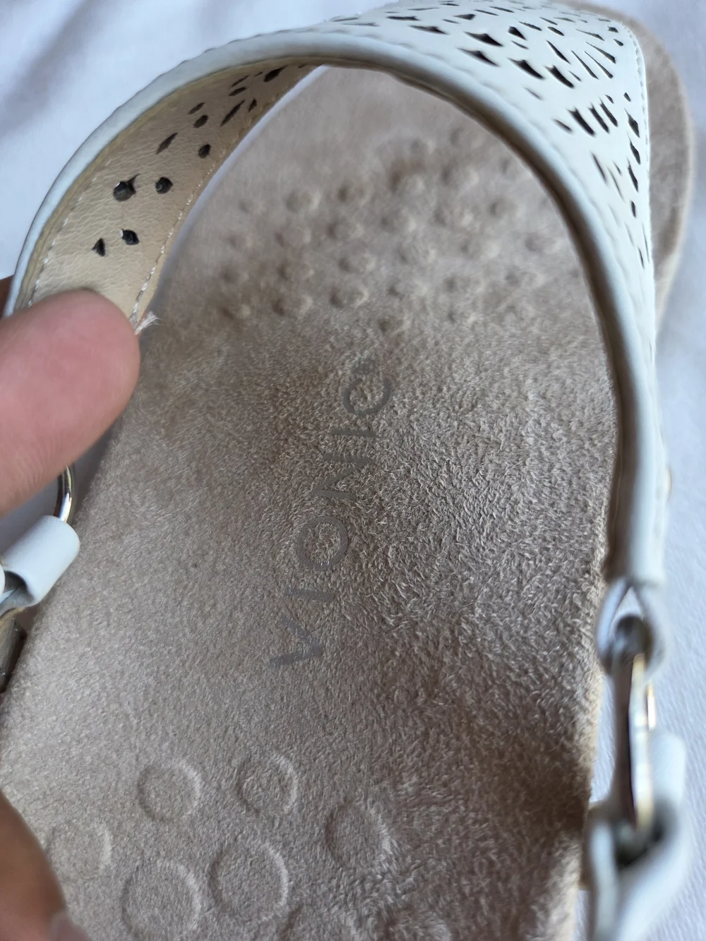 Vionic Kirra Perf Women’s 6.5 Wide White Leather T-Strap Comfort Sandals
